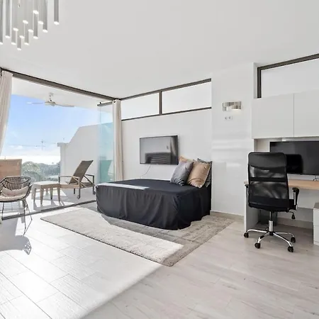 Chic Retreat With Pool & Terrace - Rdr465